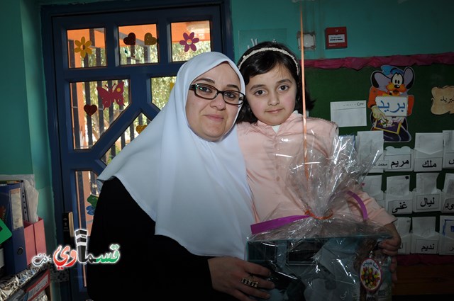 كفرقاسم – فيديو: بساتين الامل, السلام , والمحبة تحتفل بعيد الام على انغام عمو انس وجوقته ..